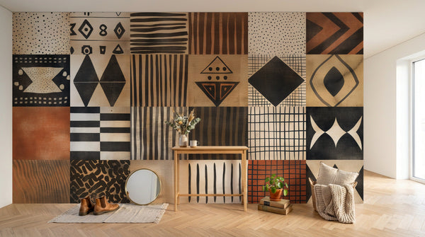 Entrée avec papier peint africain sur mesure : patchwork de carrés à motifs noirs, bruns et crème