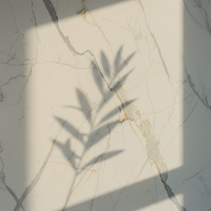 Papier peint effet marbre Calacatta détail veinage