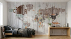 Design SL0067 — Papier peint Carte typographique noms pays fond bois — Novomur