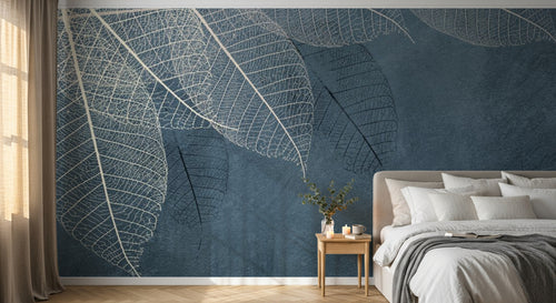 Design SL0282 — Papier peint Feuilles squelettes blanches fond bleu marine — Novomur