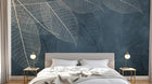 Design SL0282 — Papier peint Feuilles squelettes blanches fond bleu marine — Novomur