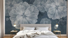 Design SL0300 — Papier peint Grandes fleurs blanches lumineuses bleu sombre — Novomur
