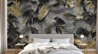 Design SL0452 — Papier peint Feuilles tropicales noir or fond gris luxe — Novomur