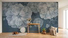 Design SL0300 — Papier peint Grandes fleurs blanches lumineuses bleu sombre — Novomur
