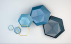 Design SL0266 — Papier peint Hexagones 3D bleu fond gris dore — Novomur