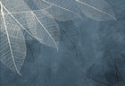 Design SL0282 — Papier peint Feuilles squelettes blanches fond bleu marine — Novomur