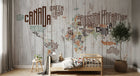 Design SL0067 — Papier peint Carte typographique noms pays fond bois — Novomur
