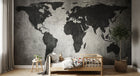 Design ZX0129 — Papier peint Carte monde noire fond grunge gris — Novomur