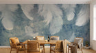 Design SL0331 — Papier peint Plumes blanches fond bleu pastel — Novomur
