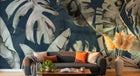 Design SL0396 — Papier peint Monstera bananier fond bleu marine — Novomur